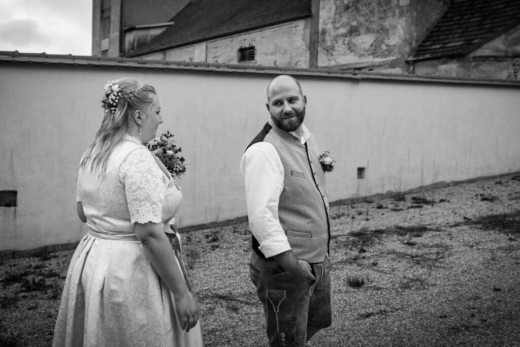 Charlie und Oliver beim First Look in Rohrbach vor dem Standesamt Rohrbach begleitet von den Hochzeitsfotografen Rohrbach.