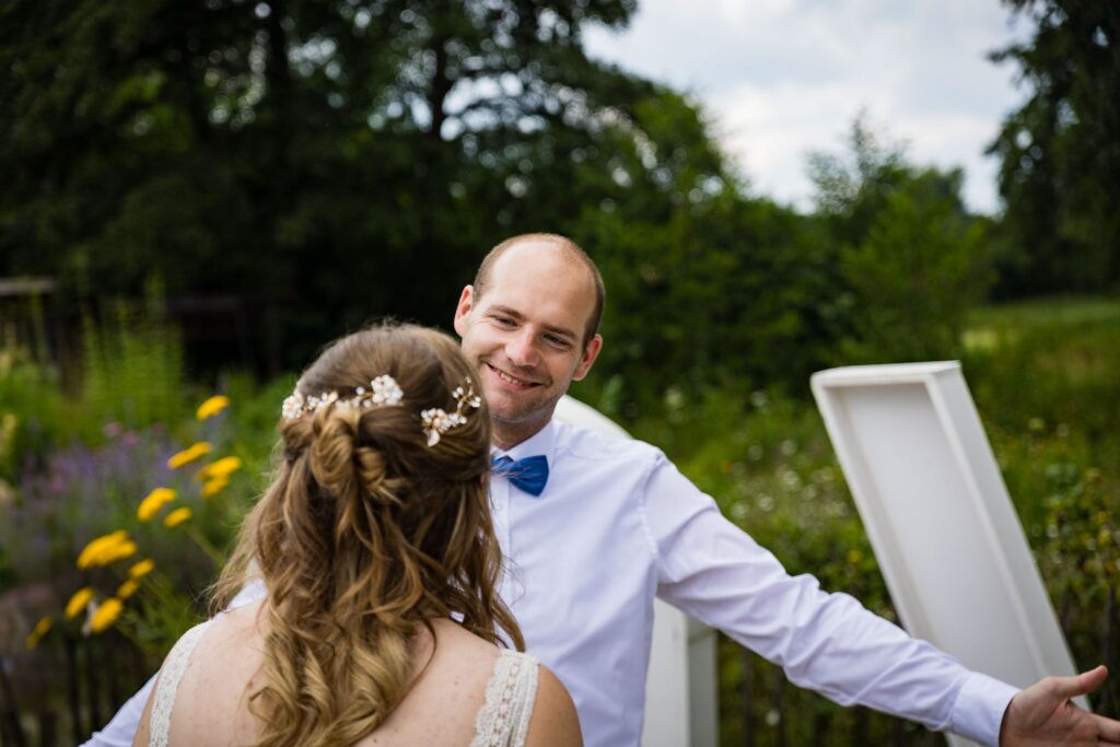Manuel sieht seine Braut Jessica das erste mal nach dem First Look im Stockerhof Pfaffenhofen. Begleitet von den Hochzeitsfotografen Pfaffenhofen.