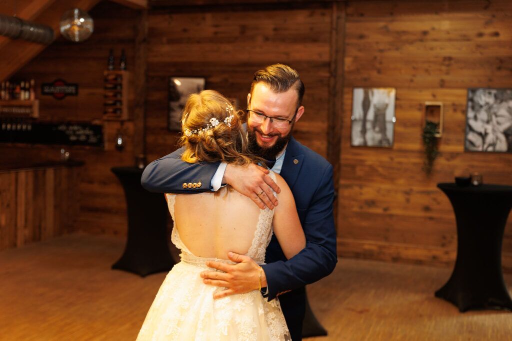 Jessicas Bruder sieht sie zum erste mal im Brautkleid nach dem First Look im Stockerhof Pfaffenhofen begleitet von den Hochzeitsfotografen Rohrbach.