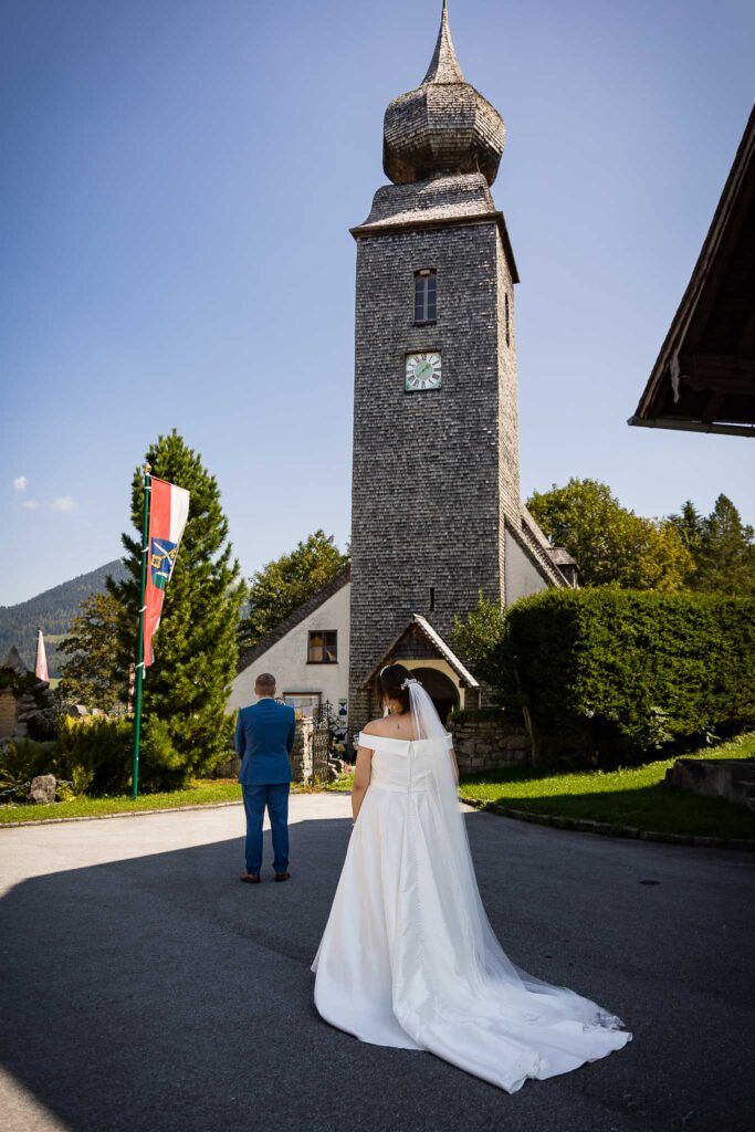 Lisa uns Bernhard in Krispl in Gaißsau beim First Look vor der Kirche. Begleitet von den Hochzeitsfotografen München ST Photographyx Shanice & Thomas.