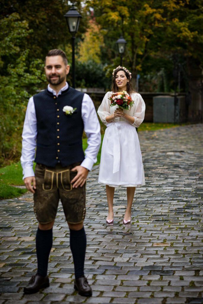 Or und Andres im Pellerschloss Nürnberg beim First Look. Begleitet von den Hochzeitsfotografen Nürnberg.