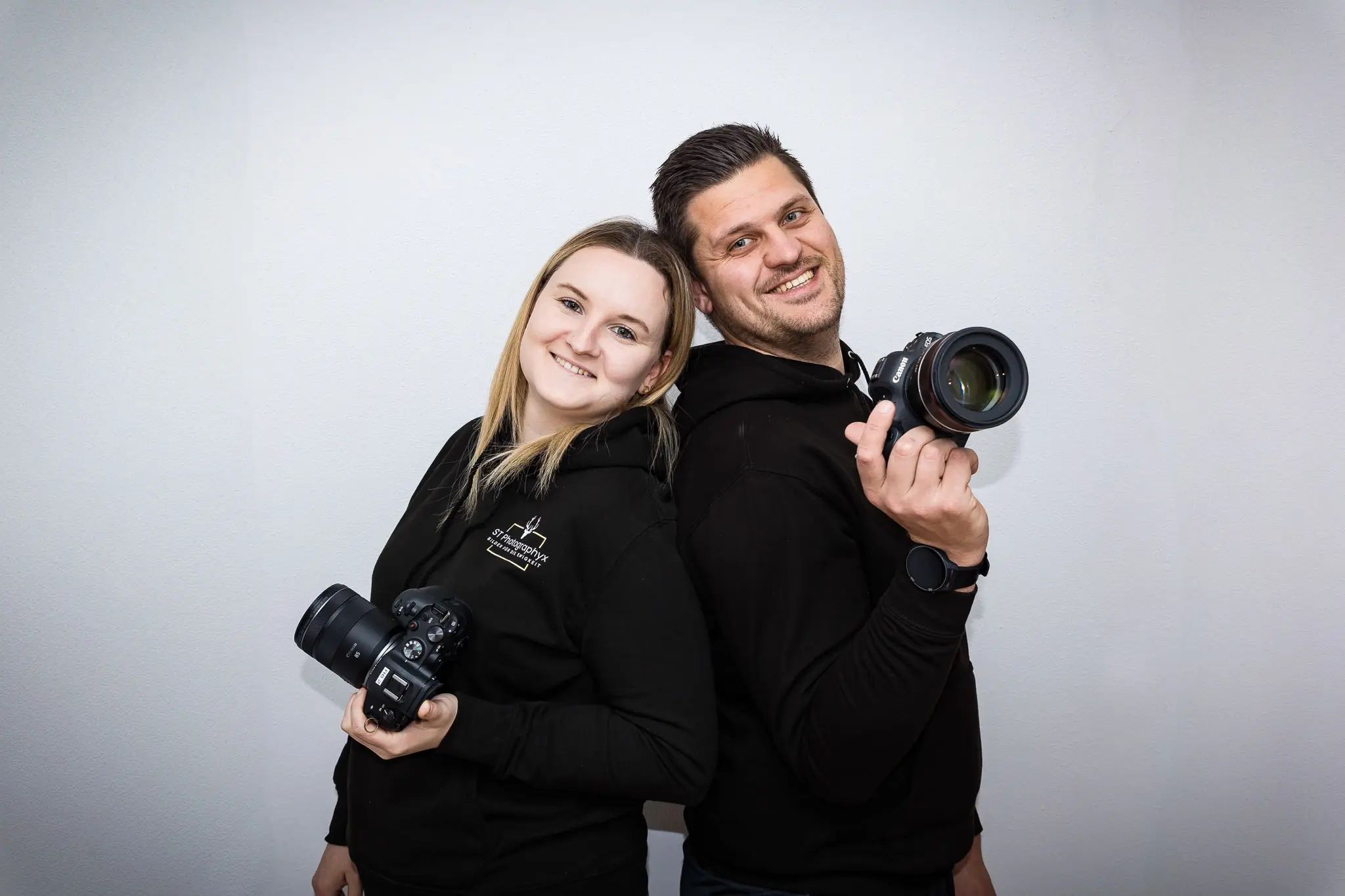 Eure Hochzeitsfotografen München, Hochzeitsfotografen Pfaffenhofen und Hochzeitsfotografen Ingolstadt. Immer gut gelaunt auf unseren Hochzeitsbegleitungen in Bayern.