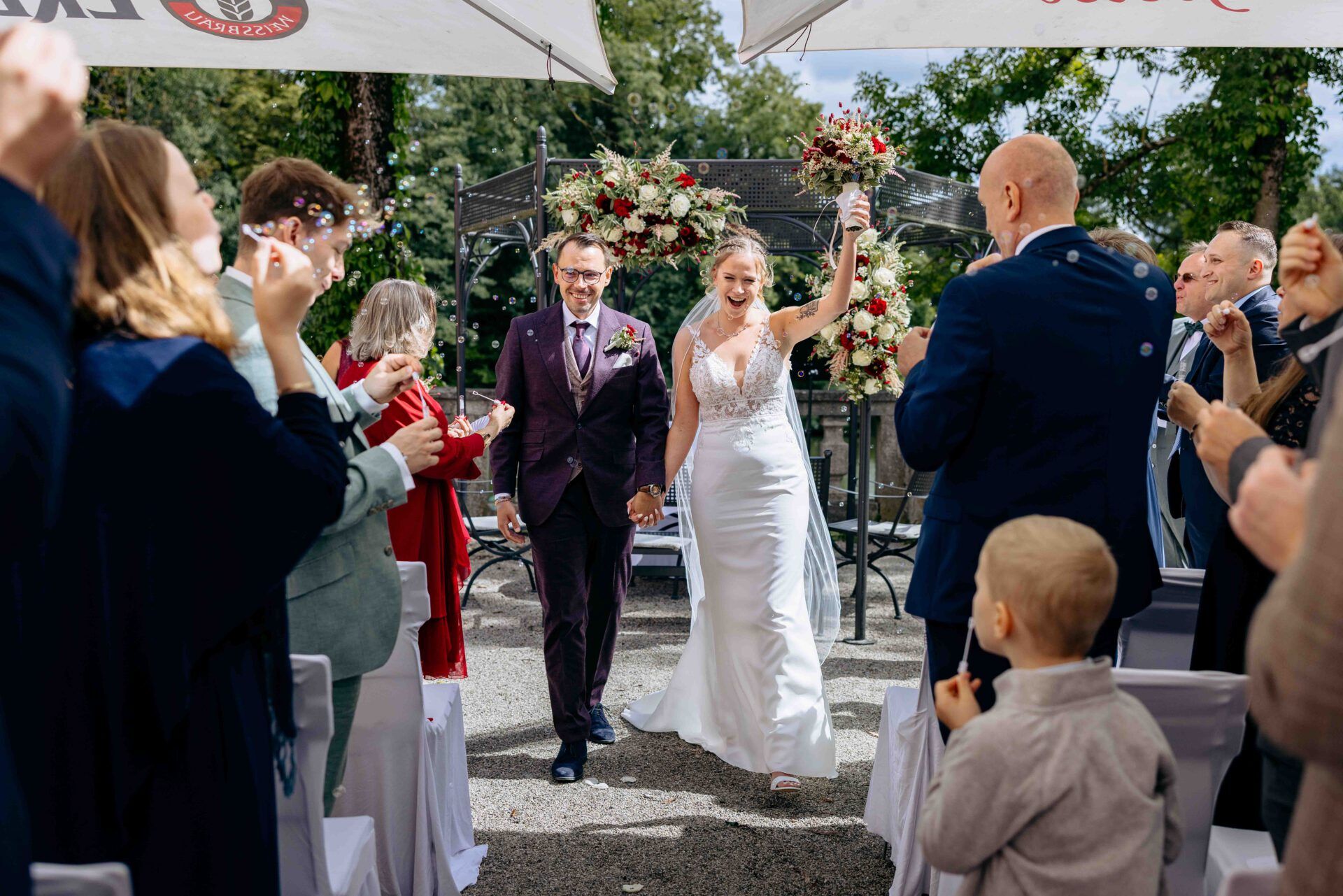 Brautpaar zieht nach der standesamtlichen Hochzeit im Wasserschloss Taufkirchen aus und feiert