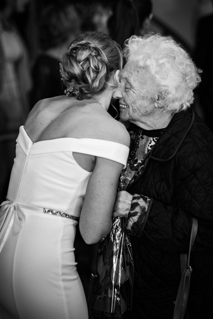 Emotionaler Moment zwischen Braut und Oma