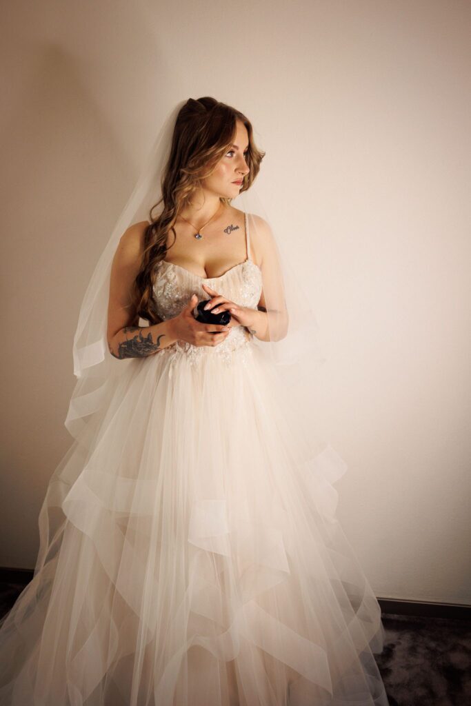 Braut Sara im wunderschönen Brautkleid.