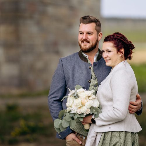 Brautpaar mit Tracht von Individuelle Trachtenmode aus Wolnzach für eure Hochzeit. Persönlich beraten und perfekt abgestimmt bei Holledauer Herzens Gwand.